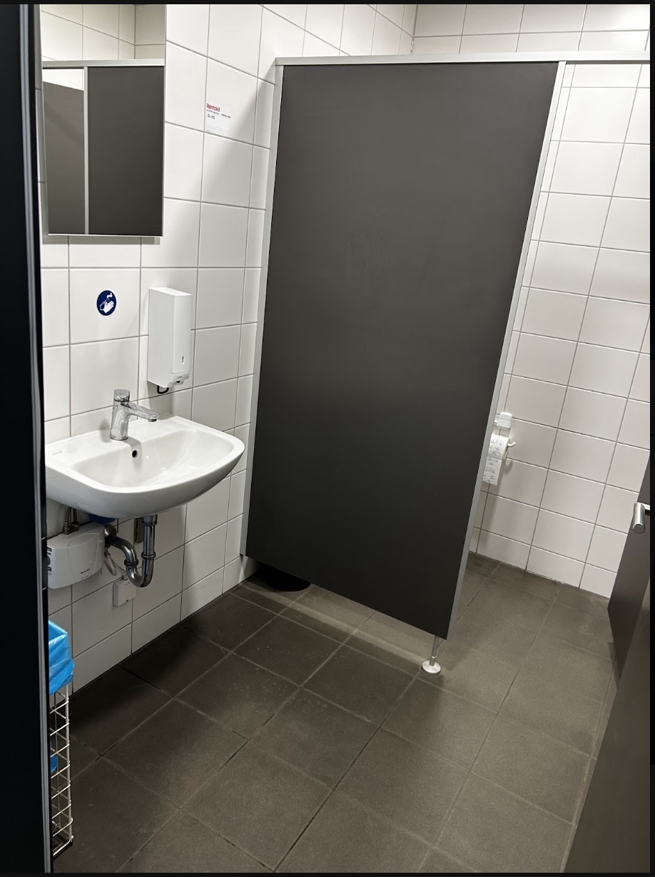Sanitärraum eines Gewerbeobjekts