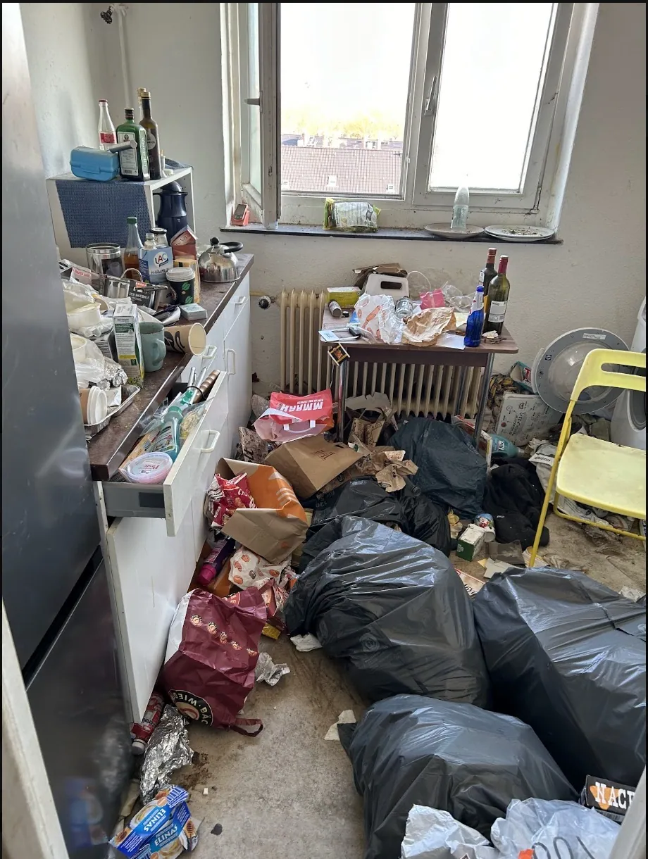 Stark zugestellte Küche einer echten Messiewohnung